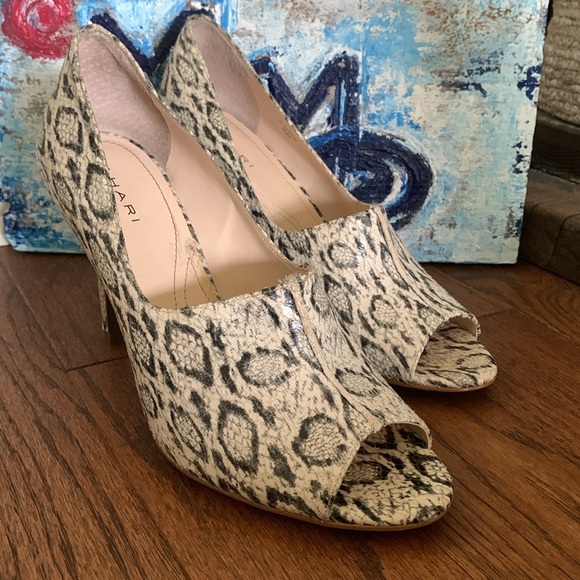 Tahari WALDEN Snakeskin print LEATHER Neutrals Size 8.5M Raised seam HEELS - Picture 5 of 11